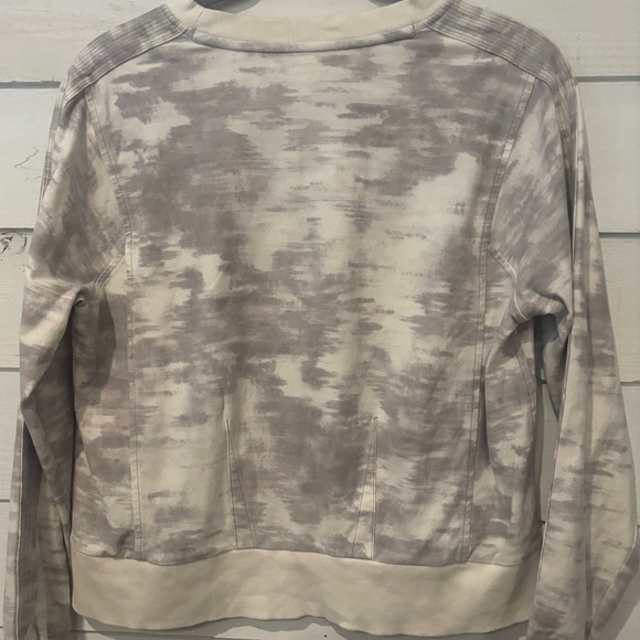 Athleta Farallon Print Sweatshirt
Size Small. Great condition! - Picture 6 of 11